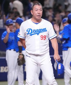 中日対DeNA　試合終了、あいさつのため整列する井上監督(撮影･森本幸一)