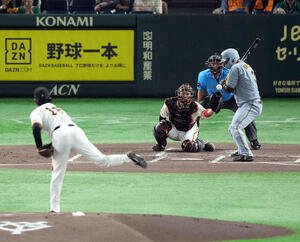 巨人対阪神　2回表阪神無死、山崎ら死球を受ける大山(撮影･たえ見朱実)
