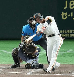 巨人対阪神　6回裏巨人2死一、三塁、左越えに3点本塁打を放つ坂本(撮影･たえ見朱実)