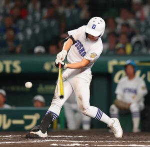 県岐阜商対東海大熊本星翔　5回表県岐阜商2死一、三塁、内山は右2点適時二塁打を放つ(撮影･上山淳一)