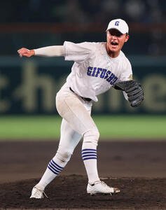 県岐阜商対東海大熊本星翔　7回裏、力投する県岐阜商エース柴田(撮影･上山淳一)
