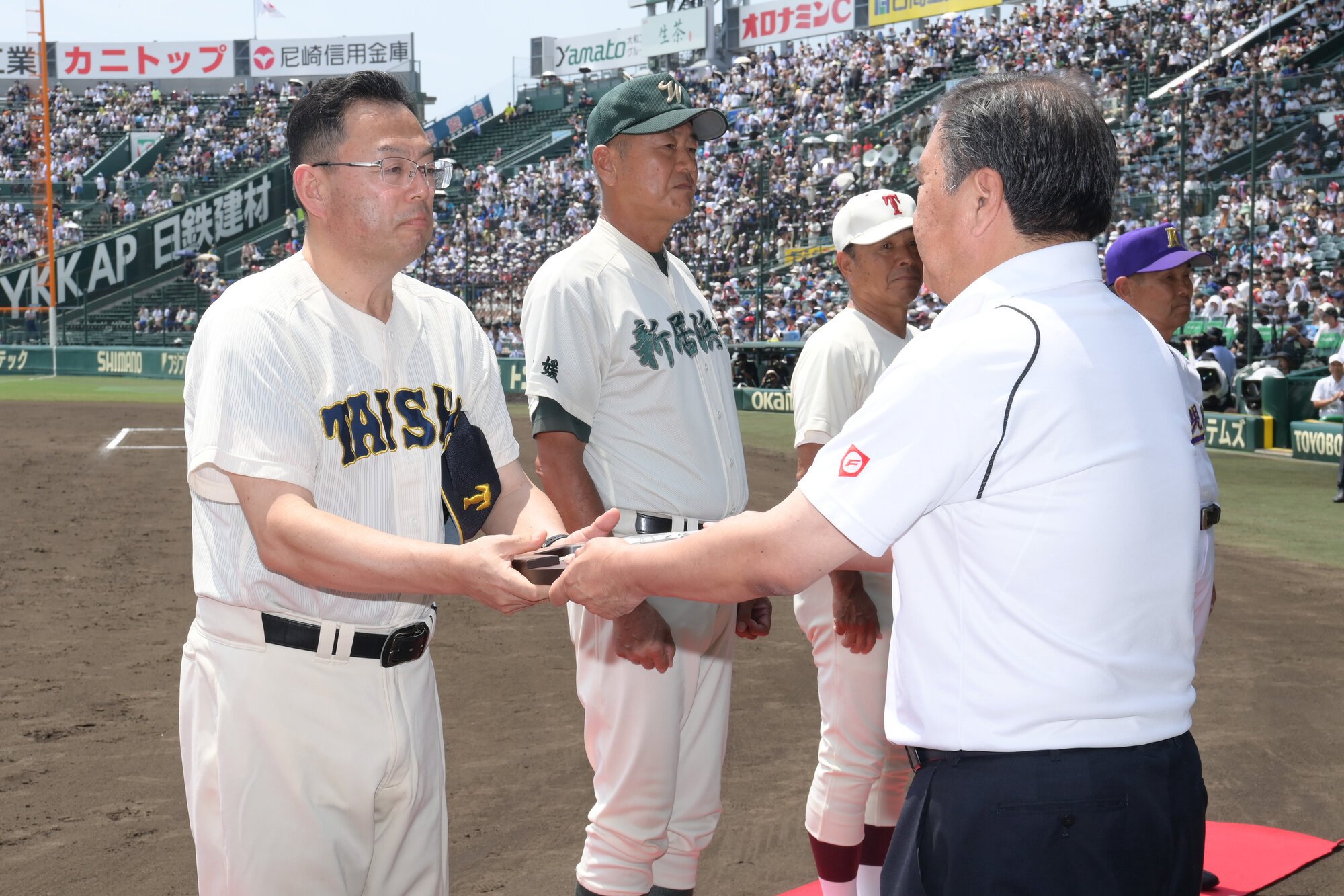 育成功労賞を受賞した板垣悟史さん(左)=2025年8月15日午後0時4分、阪神甲子園球場、筋野健太撮影
