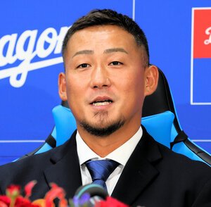 引退会見をする中日の中田翔＝15日、バンテリンドームナゴヤ、溝脇正撮影