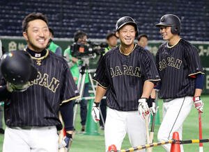 打撃練習を終え笑顔の中田(中央)。左は菊池、右は坂本(2017年3月撮影)