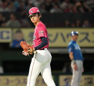 楽天対日本ハム　5回を終えベンチに引き揚げる荘司(撮影･井上学)