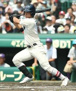花巻東対東洋大姫路　6回裏東洋大姫路1死二、三塁、白鳥は適時打を放つ(撮影･上田博志)