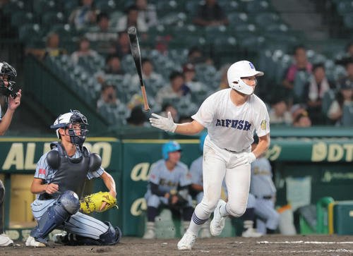 岐阜商対東海大熊星翔　5回表県岐阜商2死三塁、坂口路歩は中前適時打を放つ(撮影･宮崎幸一)