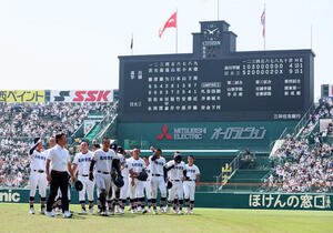 高川学園対日大三　日大三に敗れアルスプススタンドの応援団にあいさつした高川学園ナイン(撮影･加藤哉)