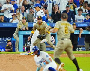 ドジャース対パドレス　3回裏ドジャース無死満塁、ニゴロも懸命に走り一塁をセーフとする大谷(後方)。この間に得点する(撮影･垰建太)