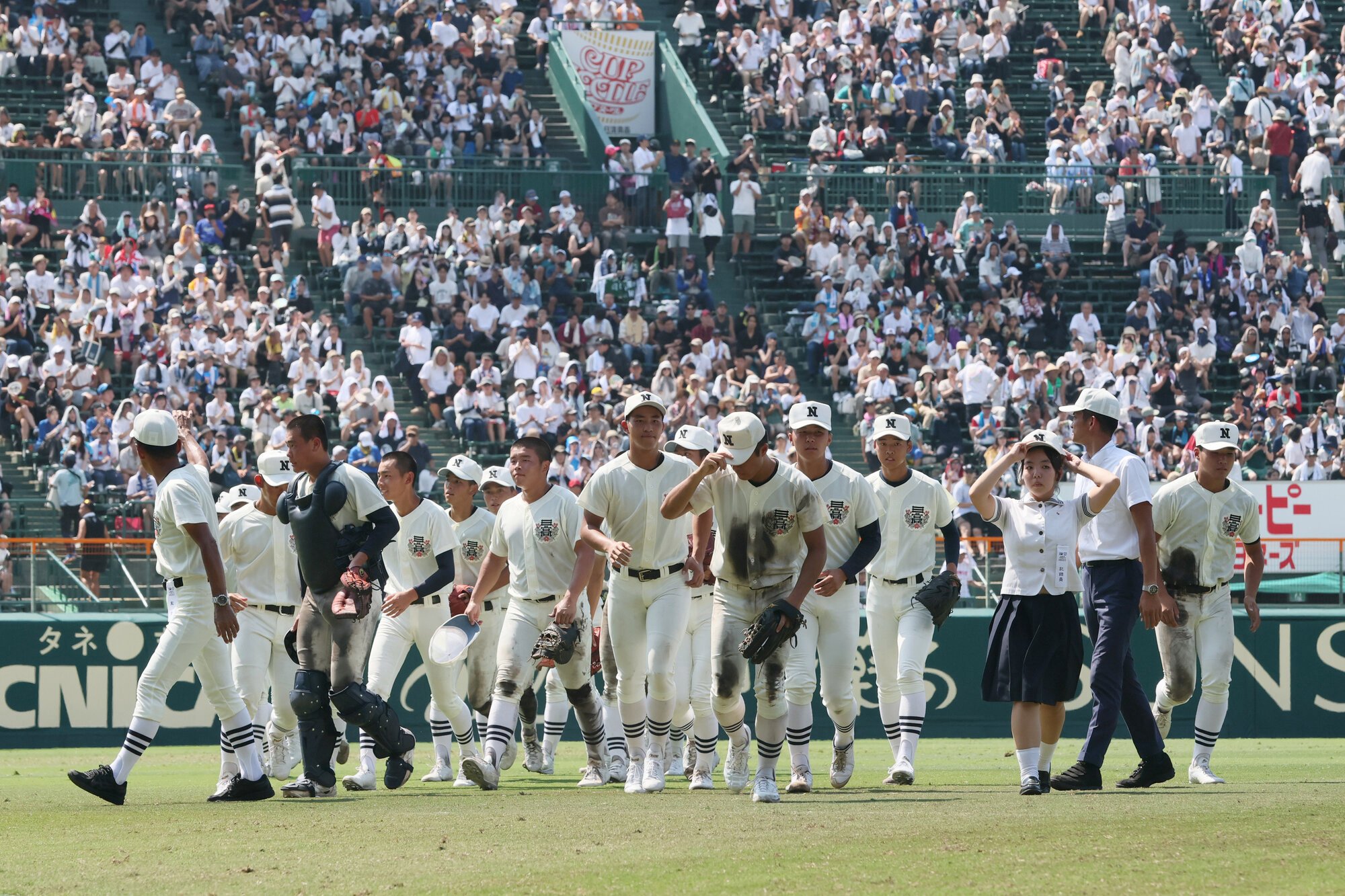 高川学園―日大三　試合後、応援団にあいさつしベンチに戻る日大三の選手たち=小玉重隆撮影