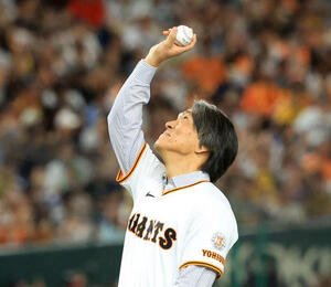 巨人対阪神　長嶋茂雄終身名誉監督追悼試合のセレモニアルピッチで、投球前、天にボールを掲げる松井秀喜氏(撮影･浅見桂子)