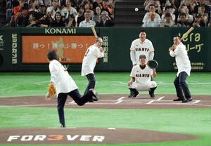 巨人対阪神　長嶋茂雄終身名誉監督追悼試合の始球式でバッターを務めた王貞治氏(左)と原辰徳氏。中央手前は捕手を務めた巨人阿部慎之助監督、後方は審判を務めた高橋由伸氏。投手は松井秀喜氏(撮影･たえ見朱実)