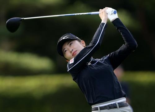 10番、ティーショットを放つ安田祐(撮影･河田真司)