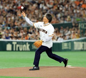 巨人対阪神　長嶋茂雄終身名誉監督追悼試合のセレモニアルピッチで、投球する松井秀喜氏(撮影･浅見桂子)