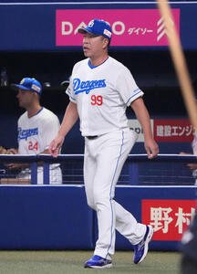 中日対DeNA 7回終了、選手交代を告げる井上監督(撮影･森本幸一)