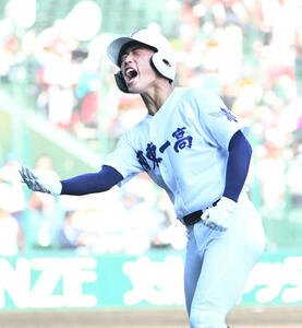 関東第一対創成館　3回表関東第一1死満塁　坂本慎太郎は先制の右適時打を放つ(撮影･石井愛子)