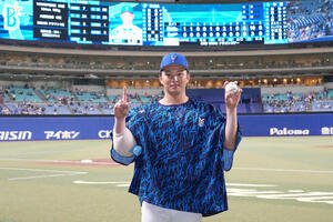 中日対DeNA　ヒーローインタビューを終え勝利球を手にポーズを決めるプロ初勝利の竹田(撮影･森本幸一)