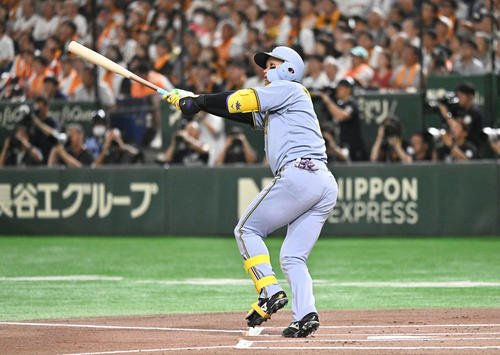 巨人対阪神　1回表阪神1死二塁、森下は左越え先制2点本塁打を放つ(撮影･滝沢徹郎)