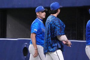 中日対DeNA　試合終了、三浦監督(左)は竹田に声をかける(撮影･森本幸一)