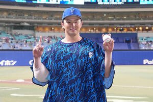 中日対DeNA　ヒーローインタビューを終え勝利球を手にポーズを決めるプロ初勝利の竹田(撮影･森本幸一)