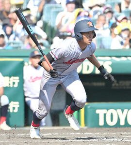 京都国際対尽誠学園　8回表2死二、三塁　小川礼斗は右適時打を放つ(撮影･石井愛子)
