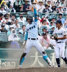 山梨学院対岡山学芸館　5回表山梨学院2死二塁、菰田は中越え適時三塁打を放ちガッツポーズを見せる(撮影･加藤哉)
