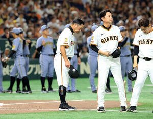 巨人対阪神　完封負けを喫し、一礼する巨人阿部監督(中央)(撮影･浅見桂子)