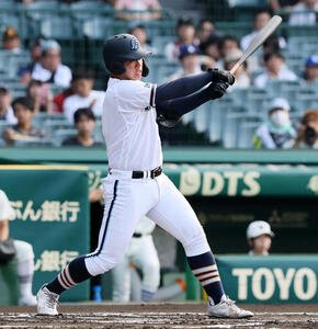 高川学園対日大三　1回表高川学園1死一、三塁、遠矢は中前適時打を放つ(撮影･加藤哉)