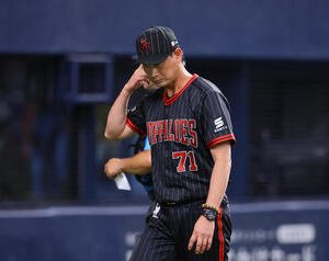 オリックス対西武　8回、交代を告げベンチに戻るオリックス岸田監督(撮影･藤尾明華)