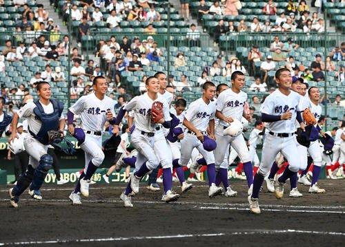 関東第一対創成館　創成館に勝利しアルプスに駆け出す関東第一ナイン(撮影･石井愛子)
