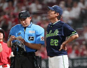 広島対ヤクルト　8回表終了時、交代を告げる高津監督(撮影･加藤孝規)