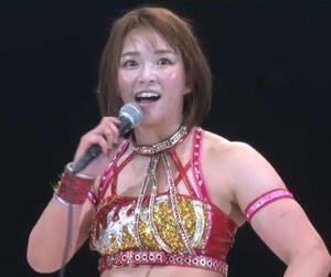 試合後のマイクでアピールするSareee(スターダムワールド配信から)