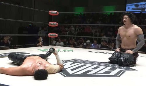 倒れるオオワダサンの話を正座して聞くOZAWA(ABEMA配信から)