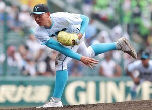 六回裏、力投する山梨学院の菰田＝西岡臣撮影