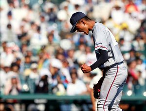 九回裏尽誠学園2死、最後の打者生田を抑え、ガッツポーズする京都国際の西村＝内海日和撮影