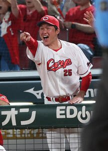 広島対ヤクルト　6回裏広島2死一塁、代打のファビアンの左越え2点本塁打を喜ぶ新井監督(撮影･加藤孝規)