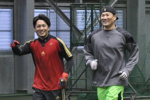 自主トレで一緒にランニングするヤンキース時代の田中将大(右)と楽天の則本昂大=2015年