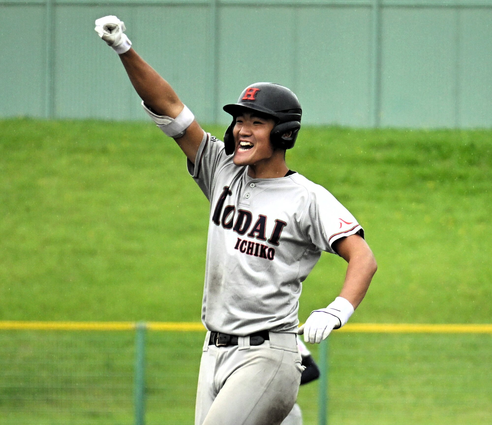 勝ち越しの適時打を放った八戸工大一の藤ケ森選手=2025年9月20日午前11時29分、青森県営、小田邦彦撮影