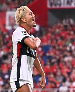 前半、先制ゴールを決めサポーターに向かってさけぶ鹿島の鈴木