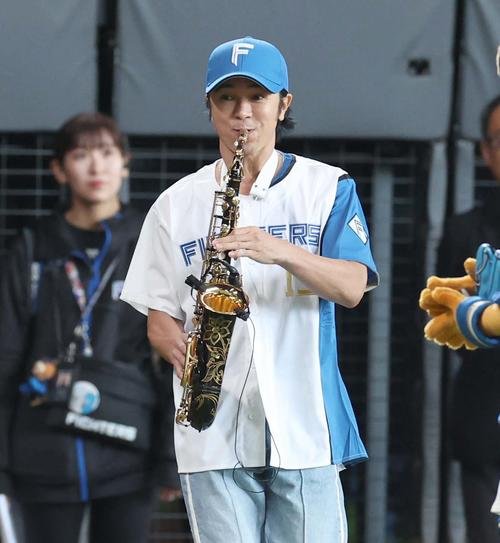 日本ハム対ロッテ　ファーストピッチセレモニーに登場の武田真治(撮影･黒川智章)