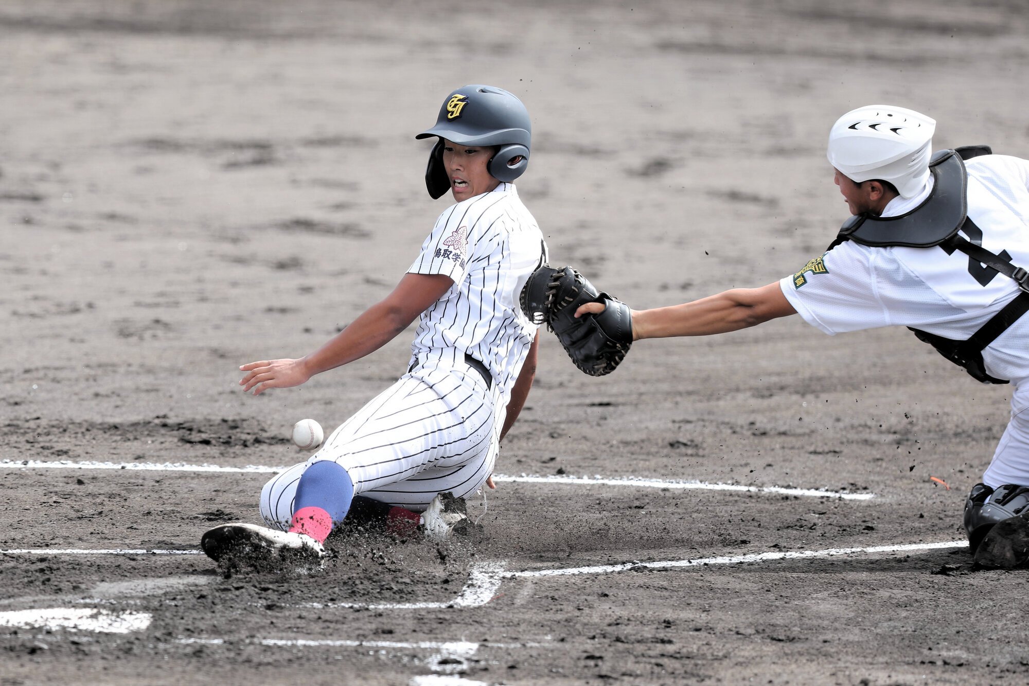 鳥取商―鳥取城北　一回裏鳥取城北、宮野の二塁打で一塁から為壮が生還、2点目=2025年9月21日午前10時7分、ヤマタスポーツパーク野球場、山田一仁さん撮影