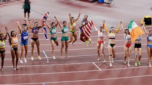 女子7種競技で全ての競技を終え、手をつないで健闘をたたえ合う選手ら=藤原伸雄撮影