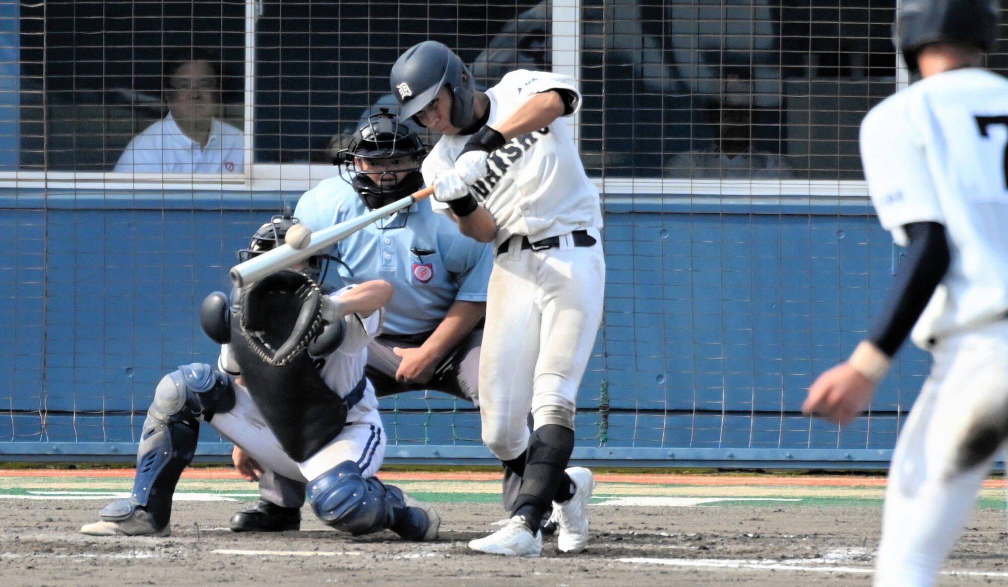 大分商―別府鶴見丘　九回表大分商1死二塁、河野晃悠斗が適時二塁打を放つ=2025年9月21日午後2時46分、佐伯中央病院スタジアム、大村久撮影