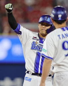 DeNA対広島　2回裏DeNA2死満塁、2点適時打を放ち喜ぶ蝦名(撮影･野上伸悟)
