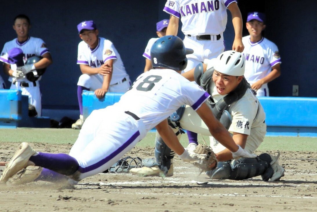 能代松陽は九回、中飛で三塁から本塁を突いた走者をアウトにする。捕手成田=2025年9月21日午後0時16分、こまちスタジアム、隈部康弘撮影