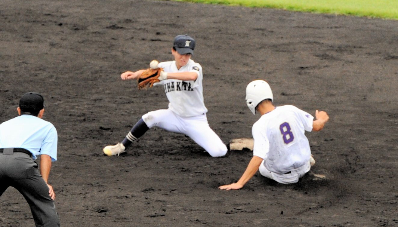 長野俊英―伊那北　八回表長野俊英、岡村⑧がこの試合二つ目の盗塁を決める=長野県営野球場、志賀英樹撮影