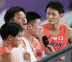 男子400メートルリレー決勝　6位となり目に涙を浮かべる桐生(右から2人目)ら左から小池、柳田、1人おいて鵜沢(撮影･宮地輝)