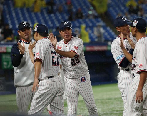 ヤクルト対阪神　勝利しナインとタッチを交わす高津監督(撮影･増田悦実)