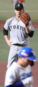 二回裏中日1死一塁、石伊(手前)に逆転となる本塁打を浴びた巨人の田中将＝溝脇正撮影