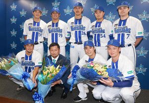 引退会見を行ったDeNA森唯(前列左から2人目)は、サプライズで駆けつけたチームメートと記念撮影(撮影･野上伸悟)